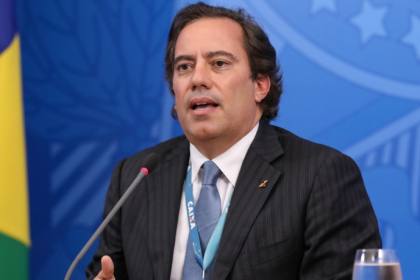 Pedro Guimarães revela os bastidores do dia em que o Auxílio Emergencial foi oficializado no Planalto.