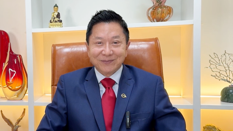 Milton Seigi Hayashi explica como a blefaroplastia devolve frescor ao olhar, removendo o excesso de pele e bolsas.