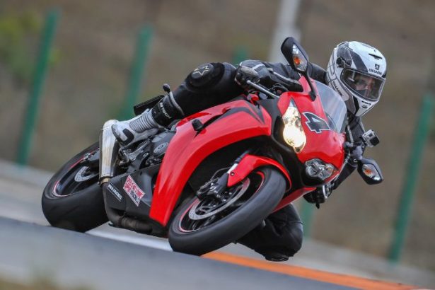 Teciomar Ábila explora a emoção e a velocidade que tornam as competições de duas rodas inesquecíveis.