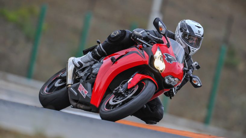 Teciomar Ábila explora a emoção e a velocidade que tornam as competições de duas rodas inesquecíveis.