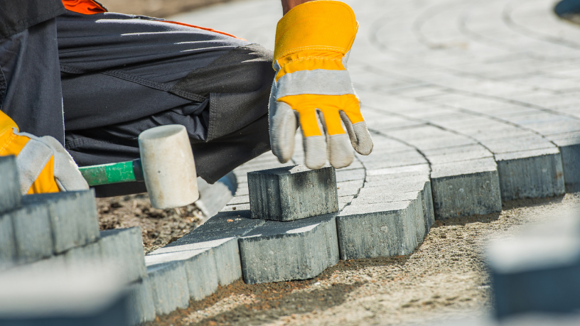 Limpeza, reposição de rejunte e inspeções periódicas fazem parte da manutenção do piso intertravado — entenda o processo com Valderci Malagosini Machado.