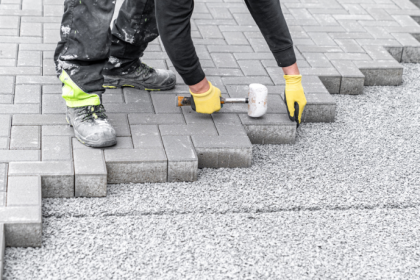 Como funciona a manutenção do piso intertravado? Veja os cuidados essenciais para preservar desempenho, estética e durabilidade com as orientações de Valderci Malagosini Machado.