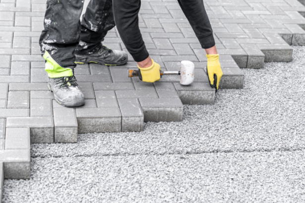 Como funciona a manutenção do piso intertravado? Veja os cuidados essenciais para preservar desempenho, estética e durabilidade com as orientações de Valderci Malagosini Machado.