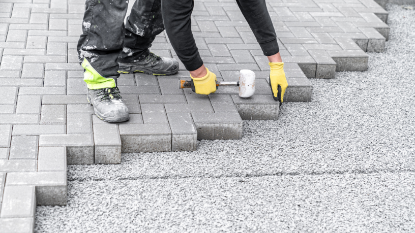 Como funciona a manutenção do piso intertravado? Veja os cuidados essenciais para preservar desempenho, estética e durabilidade com as orientações de Valderci Malagosini Machado.