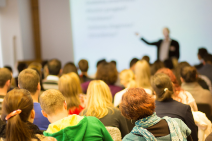 Em feiras educacionais e tecnologia, Sérgio Bento De Araújo explica como escolher ferramentas que realmente transformam a escola e geram impacto duradouro na aprendizagem.