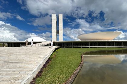 Vista externa do Congresso Nacional do Brasil, em Brasília, sob um céu claro.