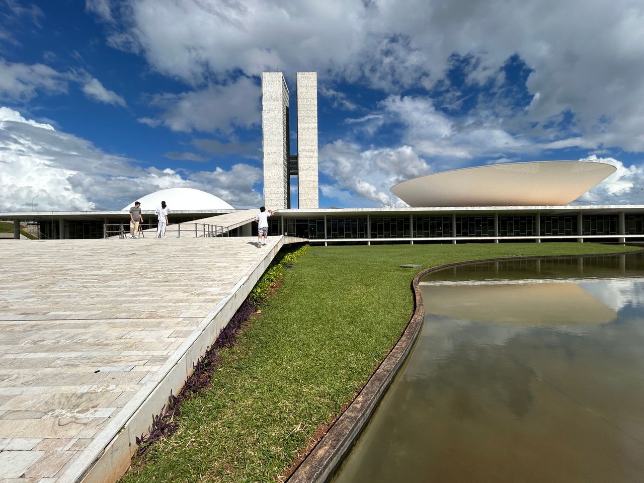Vista externa do Congresso Nacional do Brasil, em Brasília, sob um céu claro.
